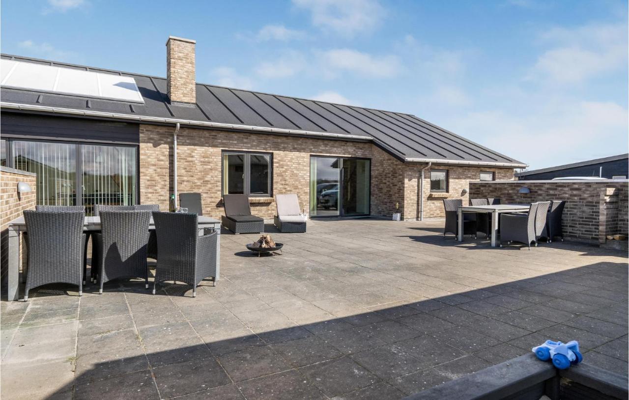 Nice Home In Tarm With Kitchen Eksteriør billede